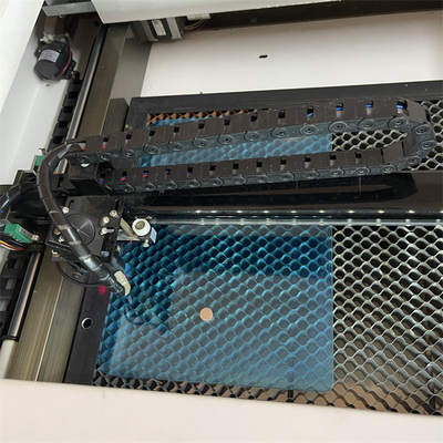 Medio ambiente de trabajo en interiores Protector de pantalla Máquina de corte láser AC220V/50Hz Voltado 1000*800*800mm Tamaño