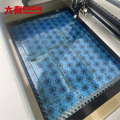 Máquina que corta con tintas moderada nana del protector de cristal de la pantalla del laser del CO2 para el móvil