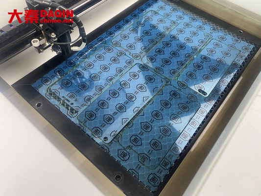 Máquina de cristal móvil Daqin del cortador del protector de la pantalla 40w del laser del CO2
