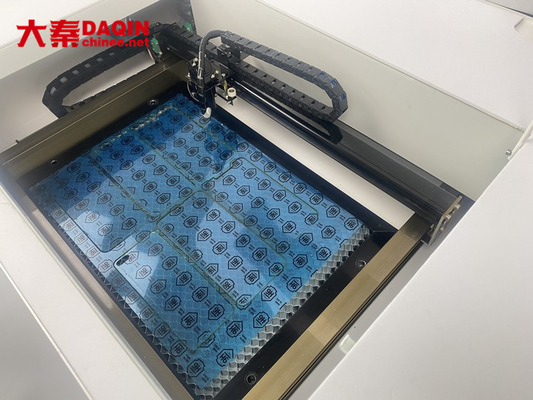 Máquina de cristal móvil Daqin del cortador del protector de la pantalla 40w del laser del CO2