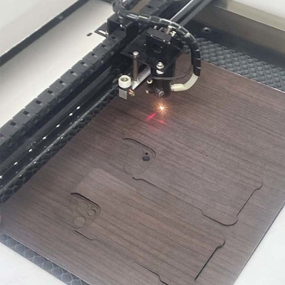 Cortadora moderada nana 50W del laser del protector de cristal de la pantalla de Daqin con el grabado