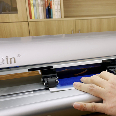 Pequeña piel texturizada del ordenador portátil del vinilo que hace la máquina para el corte de la etiqueta engomada de PlayStation
