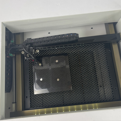 Cortador de la etiqueta engomada del laser de Samsung 30w para el protector de cristal moderado aislamiento de la pantalla
