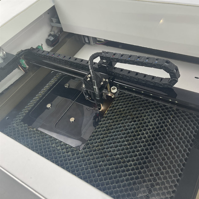 Cortadora móvil del laser del protector de la pantalla 30W de Daqin con software profesional del diseño