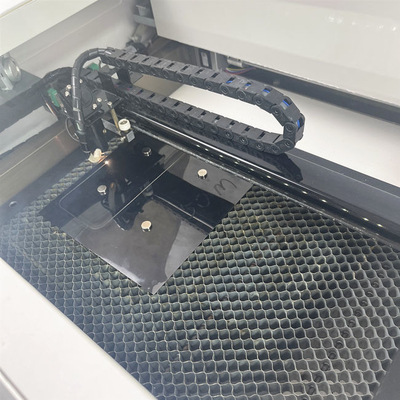 Cortadora móvil del laser del protector de la pantalla 30W de Daqin con software profesional del diseño