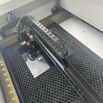 Cortador de la etiqueta engomada del laser de Samsung 30w para el protector de cristal moderado aislamiento de la pantalla