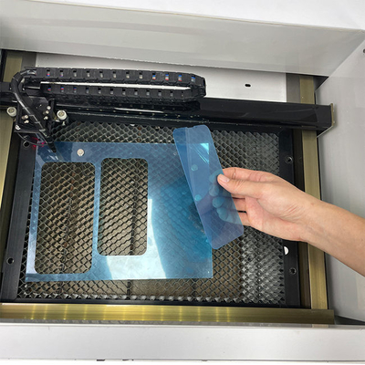La cortadora del laser del protector de la pantalla de la refrigeración por agua para el móvil moderó las etiquetas engomadas de cristal del ordenador portátil