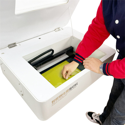 Cortado por láser de pegatinas móviles personalizadas para papel cuero enfriamiento con agua Weihong Control Plotter automático de corte por láser