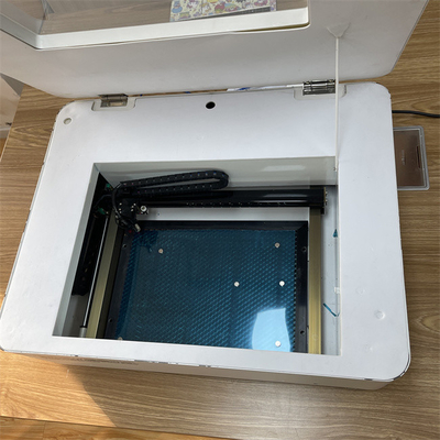Máquina de grabado láser de protector de pantalla personalizable con refrigeración por agua circulante