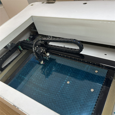 Daqin Protector de pantalla Máquina de corte por láser con precisión de corte de 0.01mm para una producción rápida y precisa