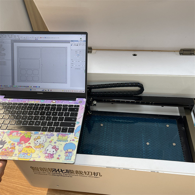 Máquina de corte por láser de protector de pantalla AC220V/50Hz con enfriamiento por agua circulante y espesor de corte de 0,5 mm