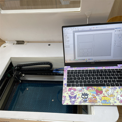 Máquina de corte por láser de protector de pantalla AC220V/50Hz con enfriamiento por agua circulante y espesor de corte de 0,5 mm