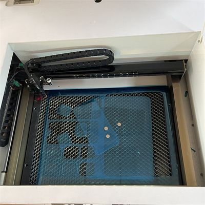 Protector de pantalla de refrigeración por aire Máquina de corte láser con alta precisión de corte y modelo de refrigeración Refrigeración por agua circulante