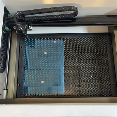 Máquina de corte láser para protectores de pantalla compatible con cualquier modelo y forma, con fácil modificación y adición de datos de plantilla