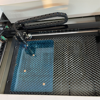 Daqin Protector de pantalla Máquina de corte por láser con precisión de corte de 0.01mm para una producción rápida y precisa
