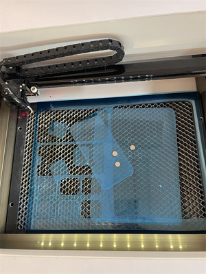 Máquina de corte por láser de pantalla de vidrio templado móvil con alta precisión