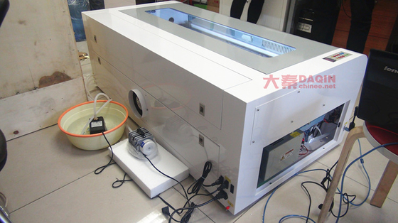 Medio ambiente de trabajo en interiores Protector de pantalla Máquina de corte láser AC220V/50Hz Voltado 1000*800*800mm Tamaño