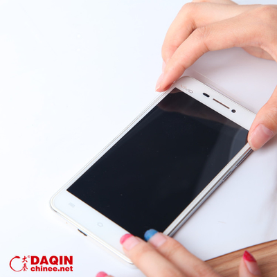 Máquina de corte por láser de protector de pantalla AC220V/50Hz con enfriamiento por agua circulante y espesor de corte de 0,5 mm